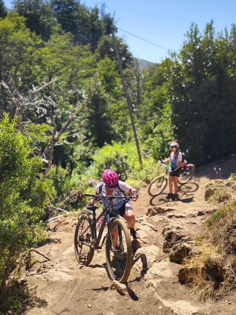 chica ciclismo subiendo pendiente escarpada con la bici muy buena toma