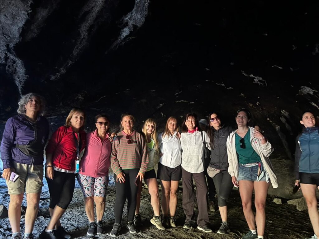 grupo trekking en villa traful en cueva