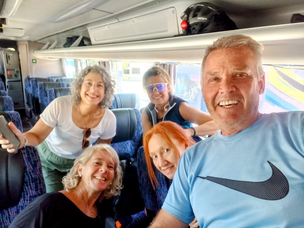 interior del micro cuando recien comenzaba el viaje en primera parada pocos miembros pero todos contentos